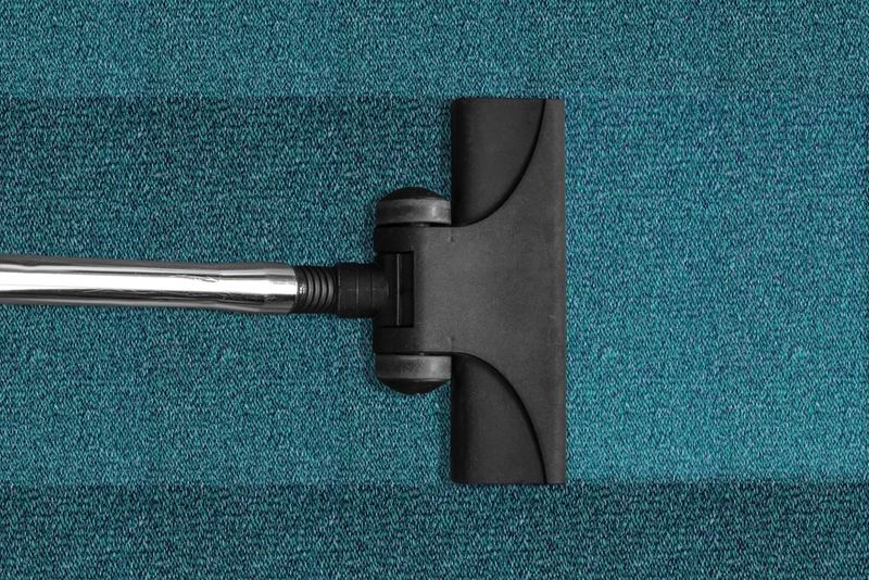 Vacuum head lifting dirt from a carpet pile